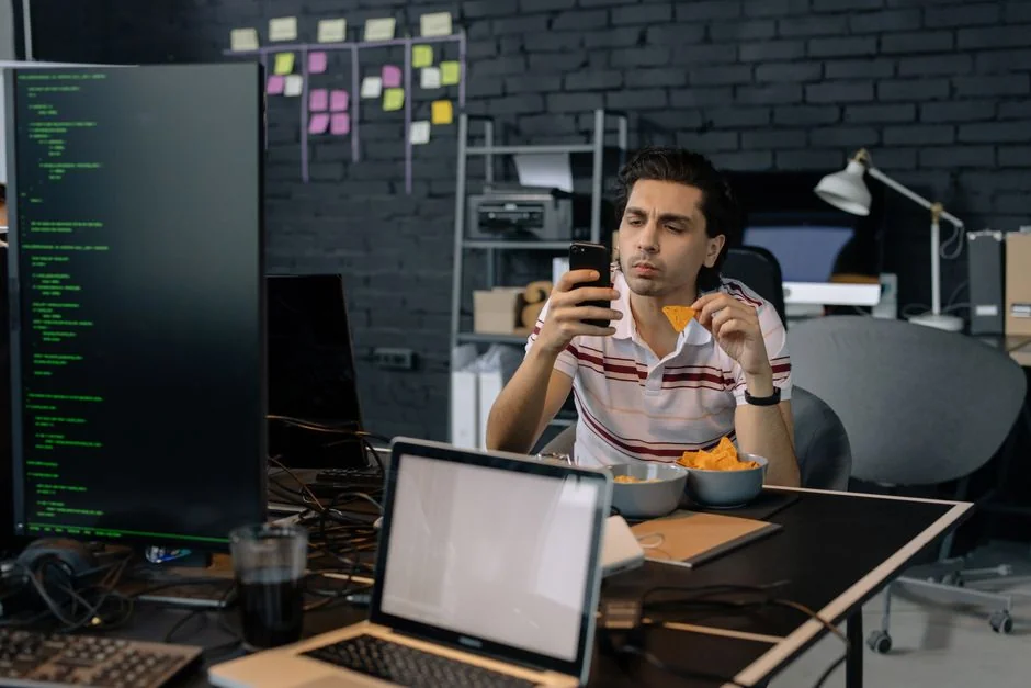 Un designer concentré travaille sur un projet centré sur l’utilisateur dans un bureau moderne.